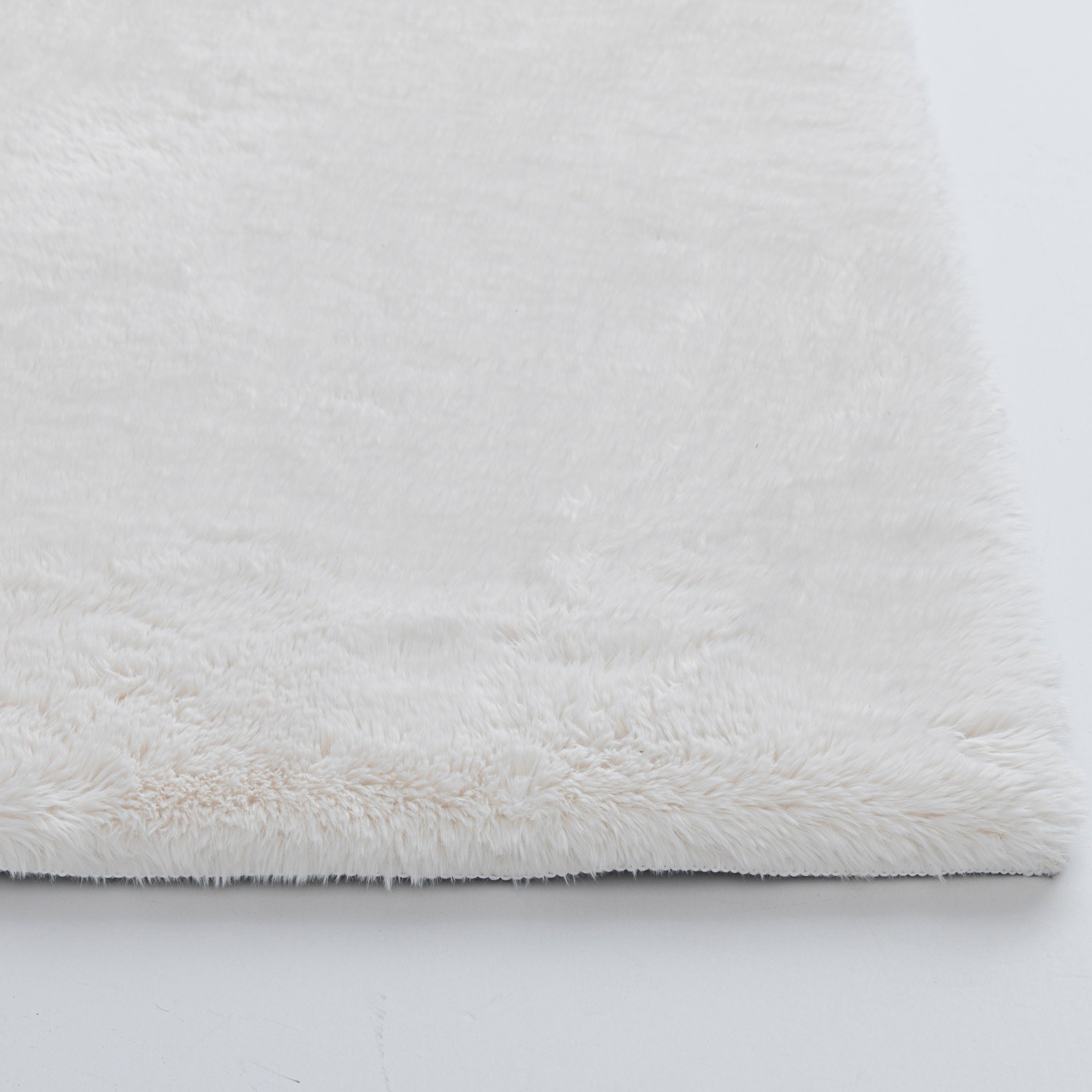 Belgian White Faux Fur/Memory Foam Area Rug 7'6"W x 9'6"L