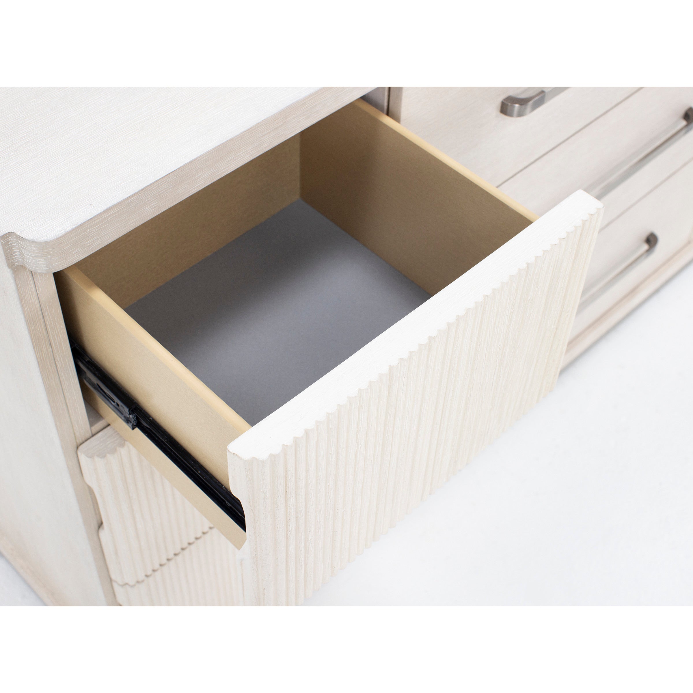 Evianna Dresser